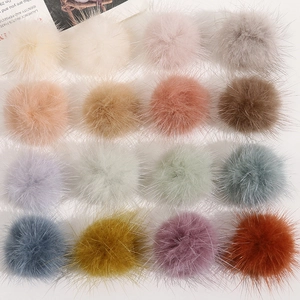 Makroaufnahme von 16 bunten 3,5cm Plüsch-Fuchsfell-Kugeln für DIY Bastelzubehör