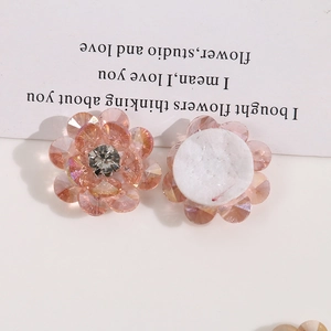 Dettaglio di accessori DIY fiori di cristallo rosa con vetro sfaccettato e base in feltro