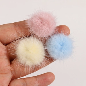 Drie kleurrijke 3cm nertsbont pompons in roze geel en blauw voor DIY-haaraccessoires