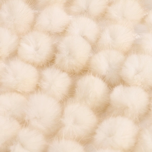 Nahaufnahme von 3,5 cm flauschigen Nerzpelz-Pompons für DIY-Haarschmuck und Kleidung