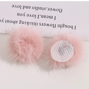 Detail van een 3cm roze nertsbont pompon met witte basis voor DIY-knutselprojecten