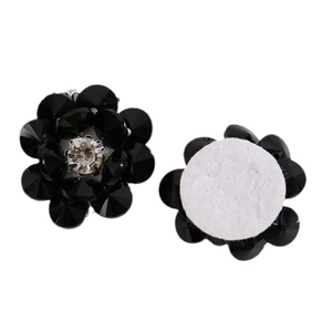 Accessorio per capelli a fiore di cristallo con strass neri e supporto in feltro