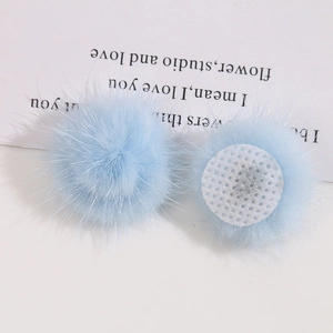 Lichtblauwe nertsbont pompons voor nail art en DIY kledingaccessoires met basis