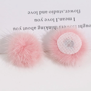 Macro-detail van een 3cm roze pluche bontbal met witte mesh basis voor DIY-knutselen