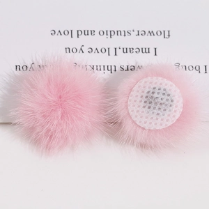 Detail van roze imitatiebont pompons met ronde gaasbasis voor DIY-haaraccessoires