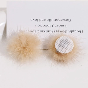 Detailopname van pluizige camel imitatiebont pompons met zachte textuur en basis