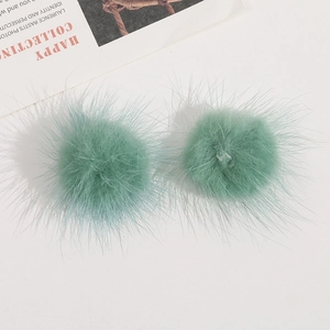 Nahaufnahme von mintgrünen Kunstfell-Pompons für DIY-Schmuck und Haarschmuck
