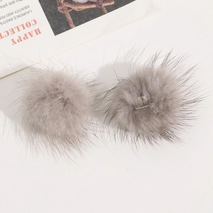 Nahaufnahme grauer Plüschbälle aus Nerzimitat für DIY-Haar- und Bekleidungszubehör