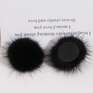Detail van 3cm zwarte pluche bontballen met stoffen basis voor DIY haarclips accessoires