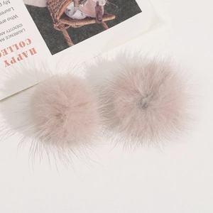 Makro-Detail von zwei weichen lotusrosa 3,5 cm Kunstpelz-Pompons für DIY-Schmuckzubehör