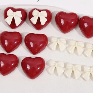 Vue à plat de cœurs en résine rouge avec nœuds blancs pour accessoires de bijoux