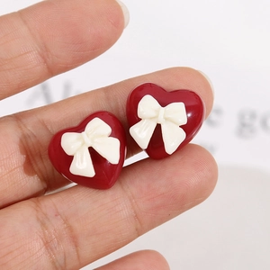 Breloques cœur en résine rouge avec nœuds blancs pour bijoux et accessoires DIY