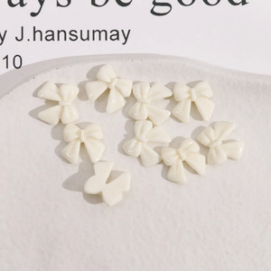 Vue détaillée de nœuds en résine crème mate pour accessoires de bijoux DIY