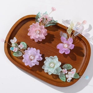 Accessoires cheveux faits main avec fleurs de perles et queues de sirène pastel