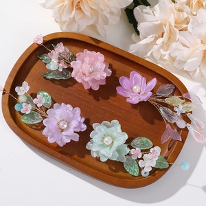 Vue détaillée d'épingles à cheveux fleurs en perles faites main en quatre couleurs