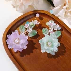 Détails de bijoux de cheveux floraux faits main avec perles et pétales translucides