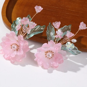 Vue détaillée d'accessoires de cheveux fleurs en perles faits main avec pétales roses