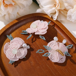 Detalle de accesorios para el cabello con flores de cuentas hechas a mano con perlas