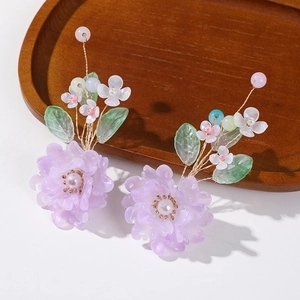 Détail d'accessoires de cheveux faits main avec fleurs en perles et queue de sirène