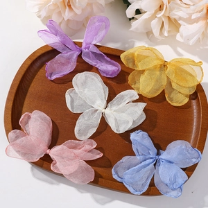 Set mit fünf bunten Organza-Schmetterlingen für DIY-Haarschmuck und kreativen Schmuck