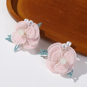 Pinzas para el pelo con flores de cuentas de doble capa con pétalos rosas y perlas blancas