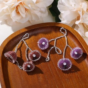 Handgefertigte Perlenohrringe mit Quasten und floralen Details aus bunten Glasperlen