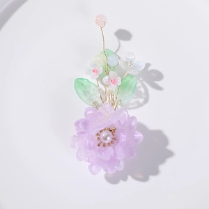 Gros plan détaillé sur un accessoire de cheveux floral fait main avec perles et queue de sirène