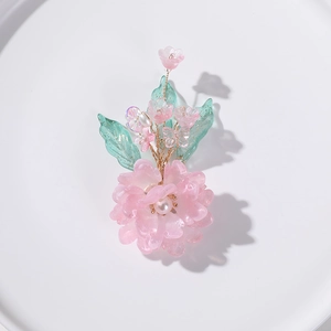 Vue détaillée d'un accessoire de cheveux floral fait main avec perles et pétales roses