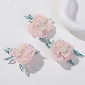 Accesorios de flores de cuentas hechos a mano con pétalos rosas y perlas blancas de diseño dulce