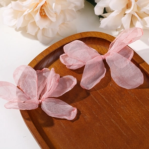 Zarte hellrosa mehrlagige Blume aus Netzstoff für DIY-Haarschmuck und Accessoires