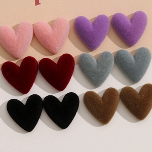 Vista dettagliata di accessori fai-da-te a forma di cuore vellutato colorato per custodie