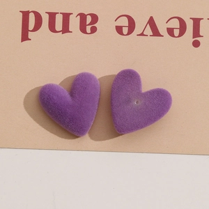 Vista macro di ciondoli a cuore floccato viola per fai-da-te con texture vellutata