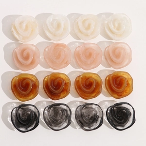 Vue à plat de seize roses en résine en quatre couleurs pour bijoux DIY et barrettes