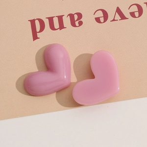 Nahaufnahme glänzend rosa V-förmige Herz-Anhänger aus Harz für DIY-Schmuckzubehör