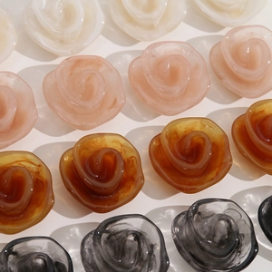 Vue détaillée de fleurs en résine marbrée pour bijoux DIY et accessoires de coque