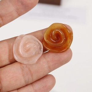 Vue détaillée de breloques roses en résine rose et ambre pour la création de bijoux