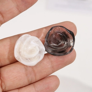 Breloques fleurs en résine blanc crème et gris fumé pour création de bijoux DIY