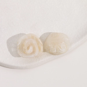 Vue détaillée de breloques en résine en forme de rose crème avec texture marbrée pour bijoux