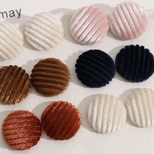 Dettaglio di bottoni rotondi in velluto a coste colorati per fermagli e gioielli DIY