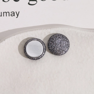 Vue macro de boutons aimantés de 15mm gris pailleté pour accessoires bijoux DIY