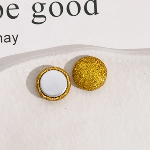 Gros plan de boutons magnétiques à paillettes dorées de 15 mm pour bijoux DIY et artisanat