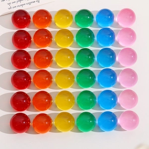 Gros plan de cabochons ronds en résine translucide 22mm pour coques de téléphone et bijoux