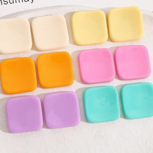Macro-opname van 20mm vierkante hars bedeltjes in pastelkleuren voor DIY-sieraden maken