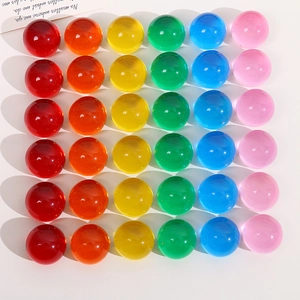 Vue de dessus de cabochons en résine translucide 22mm colorés en grille pour bijoux DIY