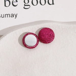 Vue macro de boutons en métal pailleté rouge rose de 15mm pour accessoires DIY