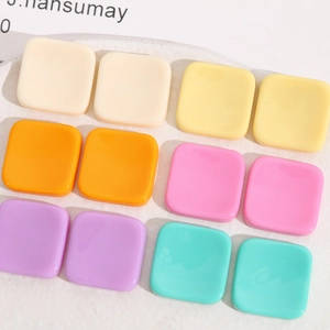 Detail van kleurrijke 20mm vierkante hars bedeltjes voor DIY sieraden en accessoires