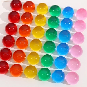 Vue détaillée de cabochons en résine translucide de 22mm multicolores pour bijoux DIY
