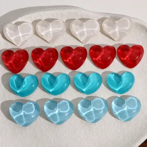 Vista dettagliata di cabochon in resina a forma di cuore con effetto onde d'acqua