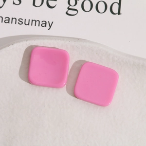 Detailopname van roze vierkante hars bedeltjes met glanzende afwerking voor DIY-sieraden