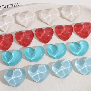 Macro di ciondoli a cuore in resina traslucida con trama a increspatura d'acqua